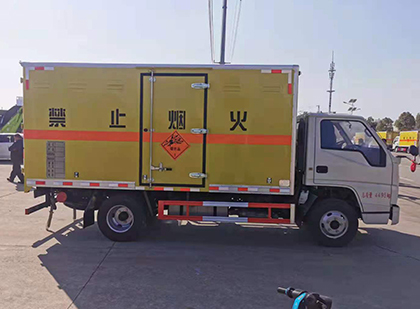 皇桐镇爆破器材运输车技术升级与安全合规新趋势